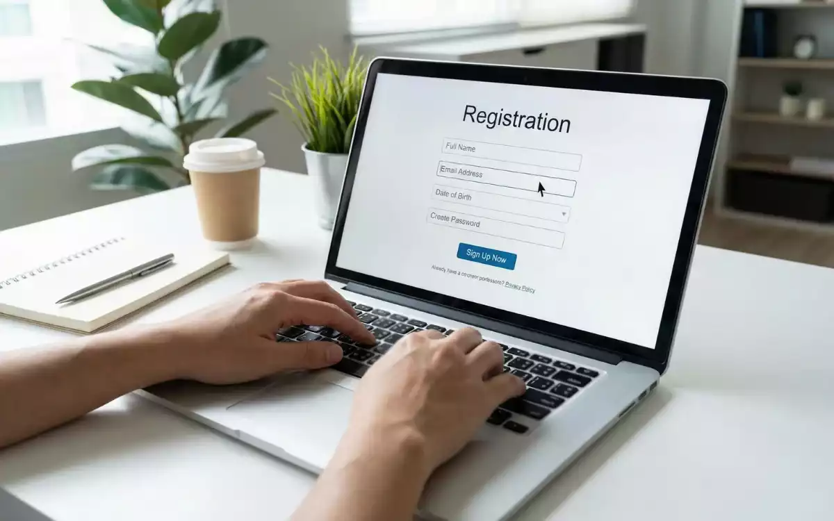 Formulario de registro en pantalla de ordenador con campos de datos personales